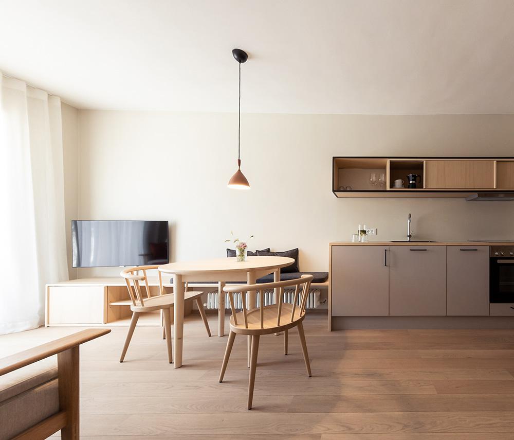 Offene Küche mit Esstisch und Holzstühlen in moderner Ferienwohnung Lana Stadtzentrum Offene Küche mit Esstisch und Holzstühlen in moderner Ferienwohnung Lana Stadtzentrum
